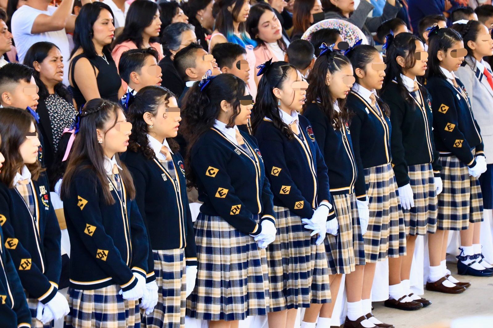 Gustavo Jiménez Romero, alcalde de Chiautempan, asiste a la graduación de alumnos del Centro Escolar